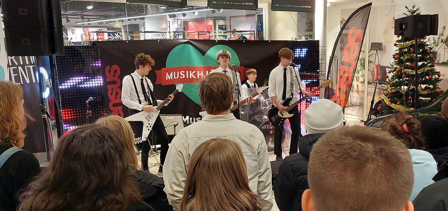 Kjells Bänk spelar under Musikhjälpen på Citygallerian i Skellefteå