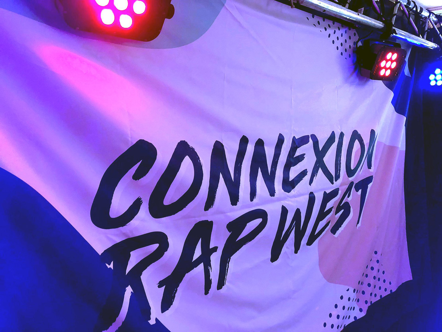 Connexion Rap West backdrop på scen