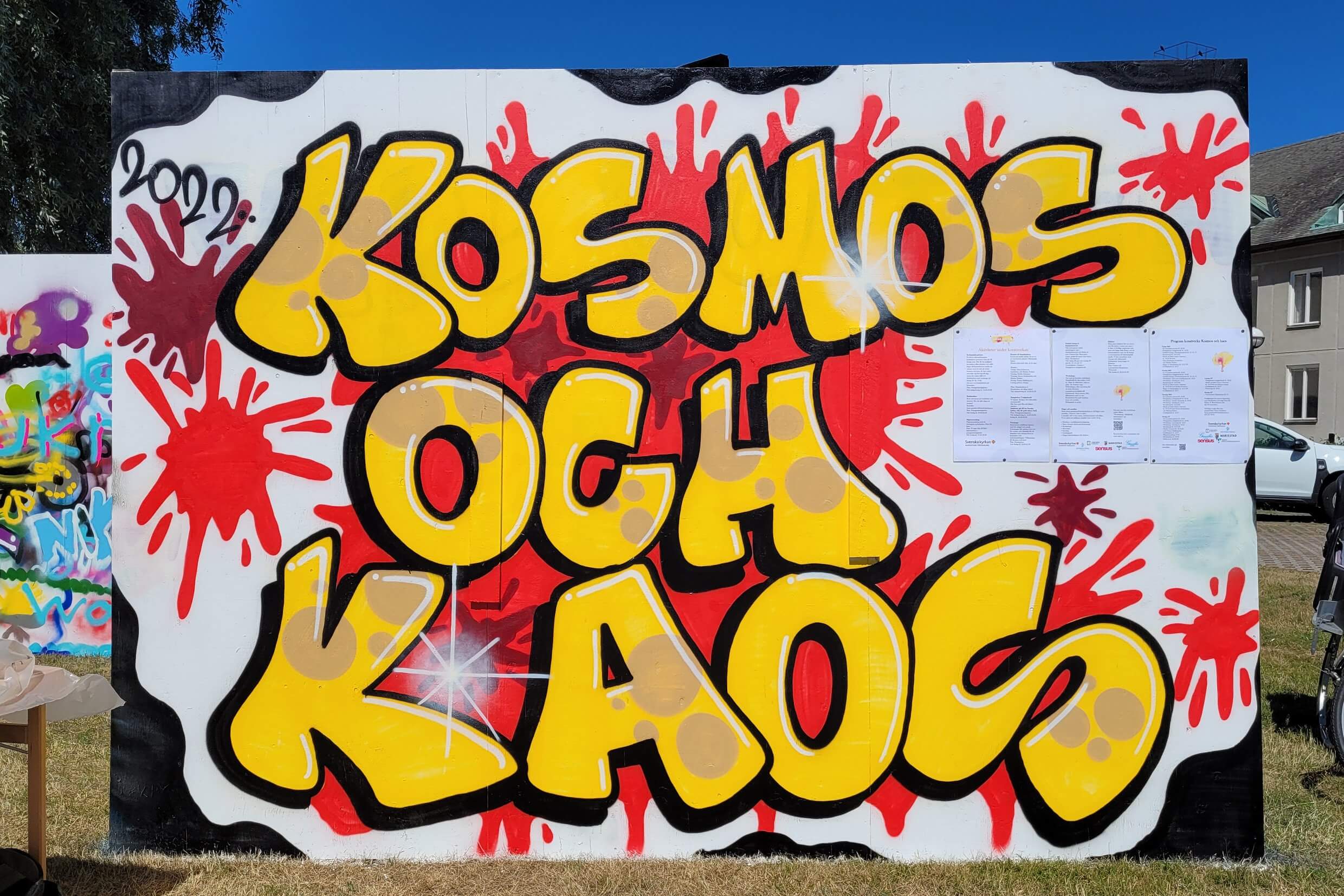 Grafittiplank med texten Kosmos och kaos.